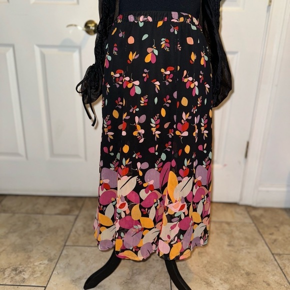 Dresses & Skirts - Flowy Floral Skirt